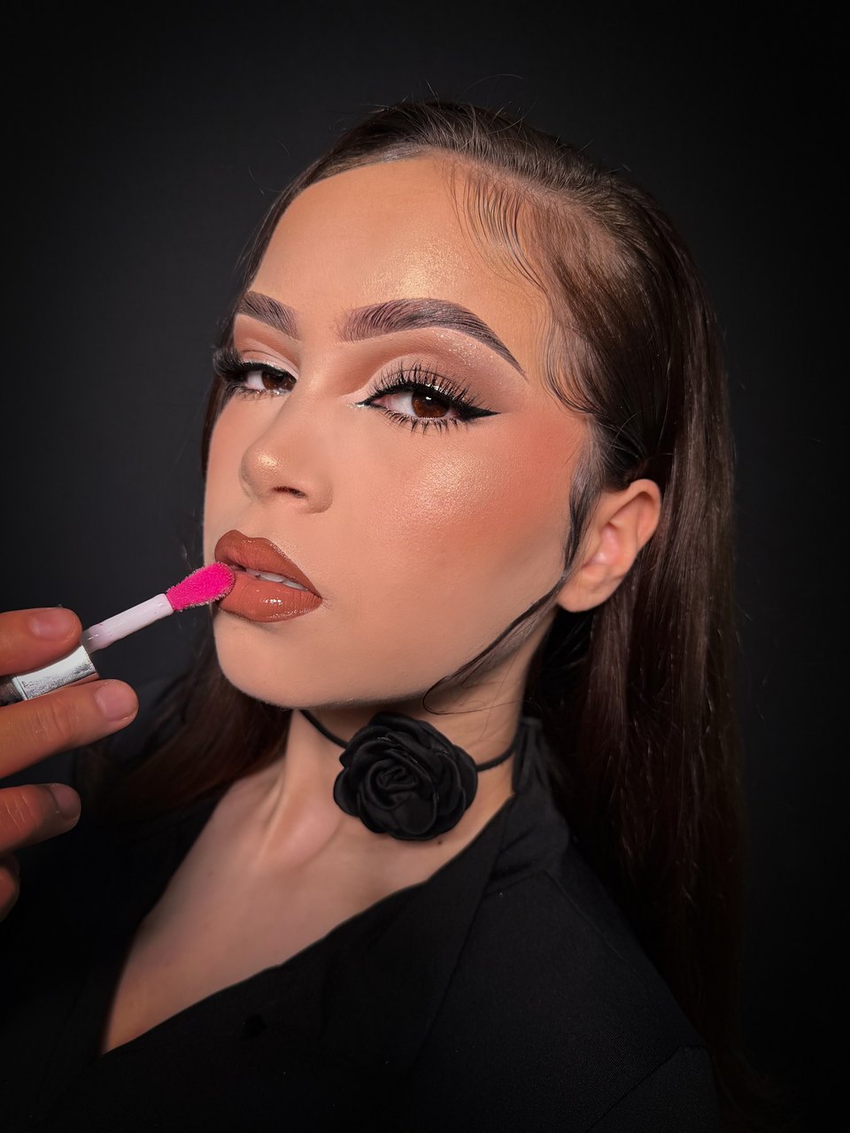 Mica, maquilladora del staff, con un maquillaje de delineado y labios nude